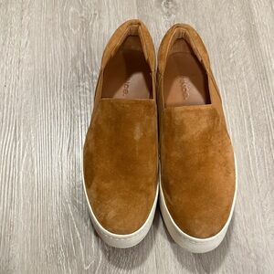 VINCE WARREN CAMEL SUEDE PLATFORM SNEAKERS, SIZE 8